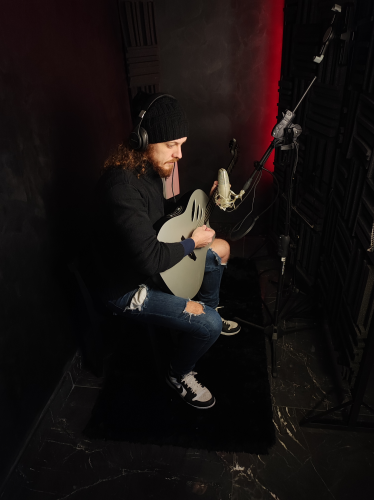 Stammers em sessão de gravação no estúdio